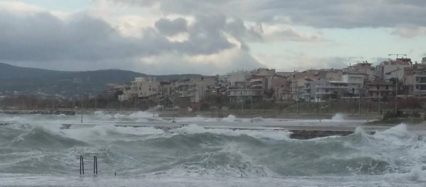 Η θάλασσα κατάπιε την Κόρινθο – Το βίντεο με τα τεράστια κύματα που εισβάλουν στην πόλη